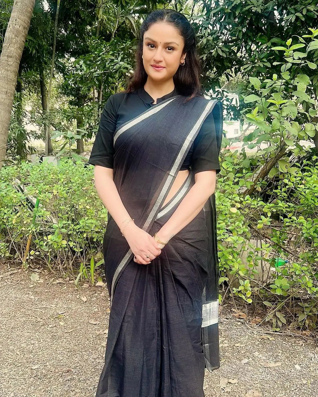 SONIA AGARWAL STILLS IN BLACK SAREE BLOUSE